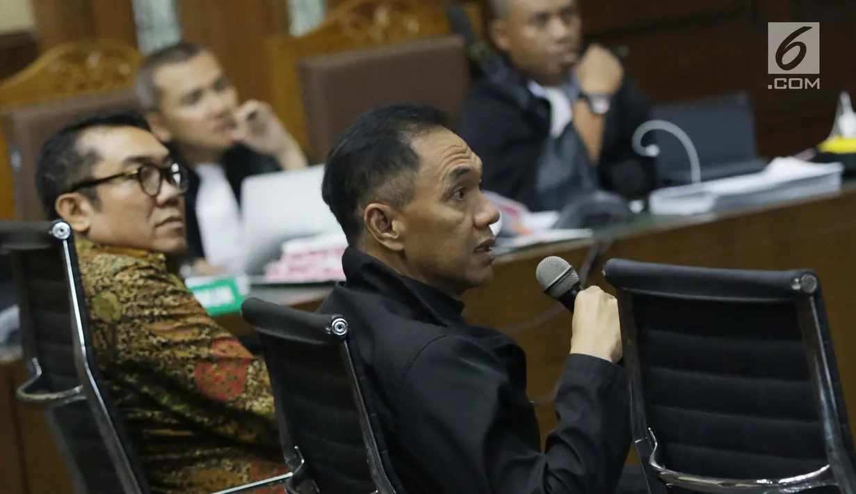 Mantan anggota Dewan Komisaris PT Pertamina (Persero), Gita Wirjawan (kanan) bersaksi pada sidang lanjutan dugaan korupsi akuisisi Blok Basker Manta Gummy dengan terdakwa mantan Dirut PT Pertamina, Karen Agustiawan di PengadilanTipikor, Jakarta, Kamis (9/5/2019). (Liputan6.com/Helmi Fithriansy