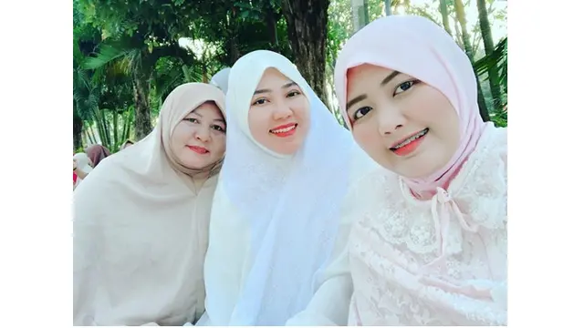 Mella atau Via yang Lebih Mirip dengan Sang Ibu?
