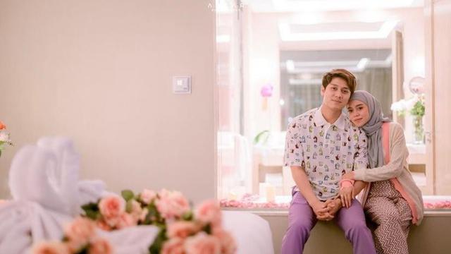 6 Potret Mesra Lesti Kejora dan Rizky Billar Rayakan Anniversary Pertama, Kompak Pakai Outfit Penuh Warna