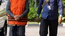 Bendahara Umum KONI Jhonny E Awuy (kiri) tiba di Gedung KPK, Jakarta, Senin (7/1). Jhonny diperiksa sebagai tersangka terkait dugaan suap dana hibah sebesar Rp 17 miliar dari Kemenpora ke KONI. (Merdeka.com/Dwi Narwoko)