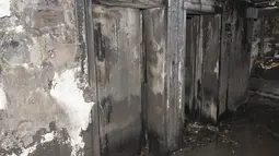 Kondisi lift di bangunan apartemen Grenfell Tower di London usai kebakaran dahsyat, Minggu (18/6). Kobaran api sudah dipadamkan sejak dua hari setelah kebakaran terjadi, namun bangunan itu dianggap masih berisiko bahaya. (Metropolitan Police via AP)