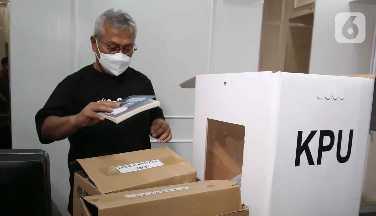 Komisioner KPU Arief Budiman mengemas barang-barang dan buku di ruang kerjanya di Gedung KPU, Jakarta, Minggu(10/4/2022). Arief Budiman yang pernah menjabat sebagai Ketua dan Komisioner KPU selama dua periode tersebut mengakhiri masa jabatannya pada 11 April mendatang. (Liputan6.com/Herman Zakharia)