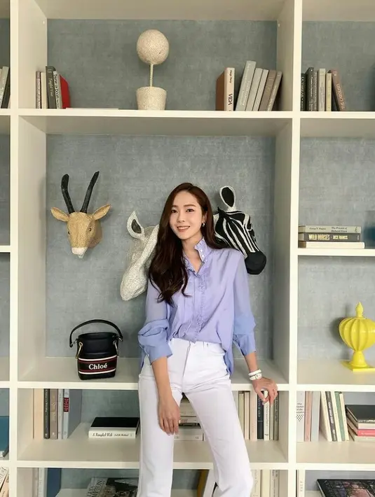 Jessica eks SNSD memadukan kemeja panjang warna lilac dengan celana panjang warna putih. Stylish effortless! (Instagram/Jessica.syj).