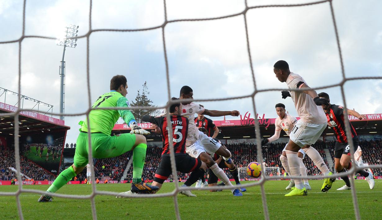 Proses terjadinya gol yang dicetak striker Manchester United, Marcus Rashford, ke gawang Bournemouth pada laga Premier League di Stadion Vitality, Bournemouth, Sabtu (3/11). Bournemouth kalah 1-2 dari MU. (AFP/Ben Stansall)