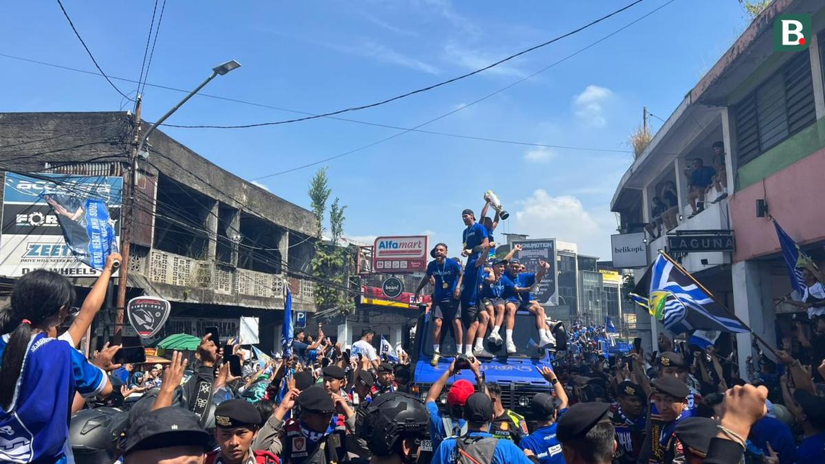Michael Essien Turut Bergembira Persib Raih Trofi BRI Super League 2025/2026