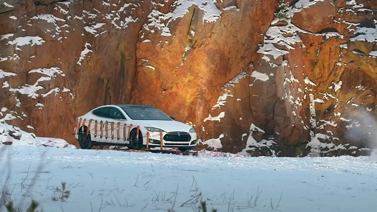 Tesla Model S diledakkan dengan 33 Kg dinamit