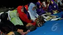 Sejumlah peserta mengikuti acara pengajian kaum ibu yang diselenggarakan di depan halaman gedung KPK, Jakarta, Selasa (17/2/2015).Dalam pengajian ini mereka berharap KPK dan Polri kembali tentram (Liputan6.com/Faisal R Syam)