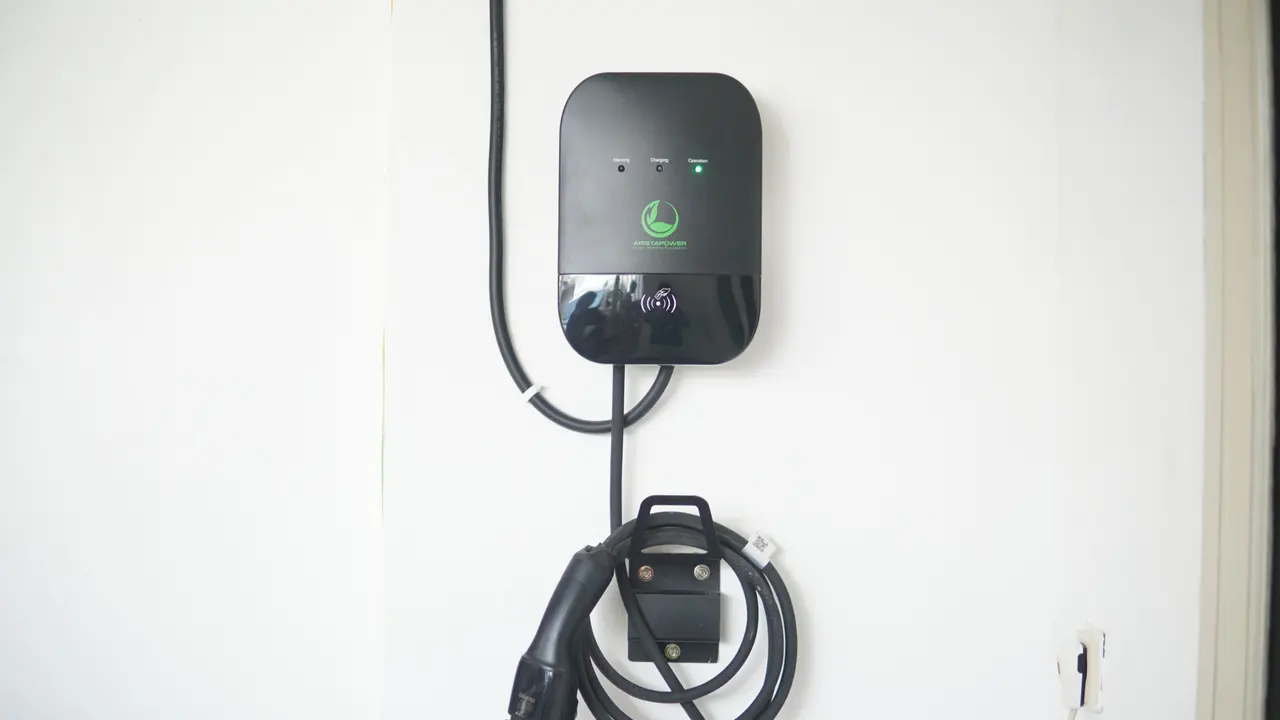 BYd Arista wall charger