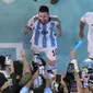 Lionel Messi merayakan kemenangan Argentina atas Belanda pada perempat final Piala Dunia 2022 bersama para pendukungnya di Stadion Lusail, Qatar,&nbsp;Sabtu,&nbsp;10 Desember 2022. (AP Photo / Ariel Schalit)
