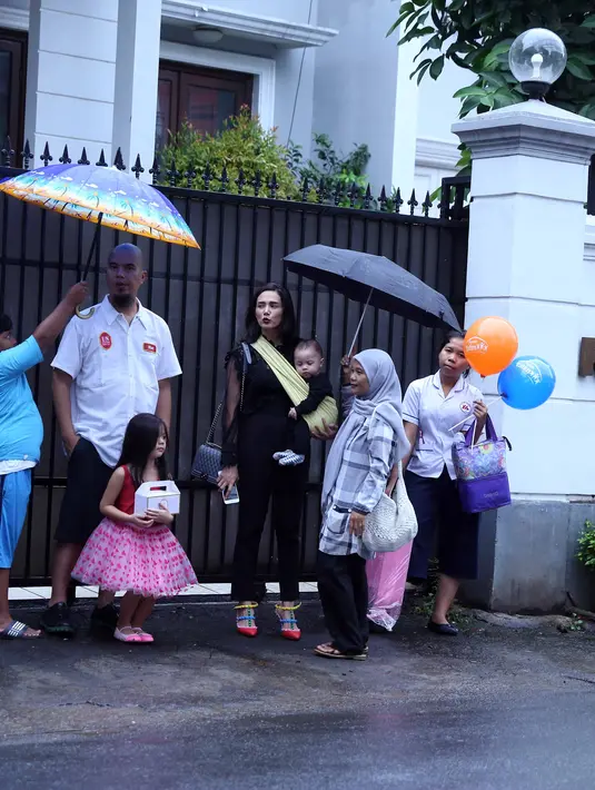 Dhani bersama Mulan dan kedua anaknya, Safea Ahmad dan Ahmad Syailendra Aerlangga. Dari foto yang terlihat, Dhani sangat menikmati perannya sebagai ayah. (Nurwahyunan/Bintang.com)