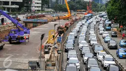 Kepadatan kendaraan terjadi di kawasan Jenderal Sudirman, Jakarta, Rabu (25/5). Gubernur DKI Basuki Tjahaja Purnama atau Ahok segera mengkaji penerapan sistem ganjil-genap untuk menggantikan sistem lalu lintas three in one. (Liputan6.com/Yoppy Renato)