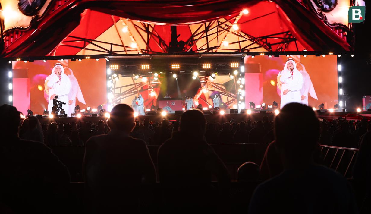 Selain itu, suasana malam Corniche juga makin lengkap dengan sajian musik live dari para musisi lokal yang mampu menghibur ribuan penonton. (Bola.com/Ade Yusuf Satria)