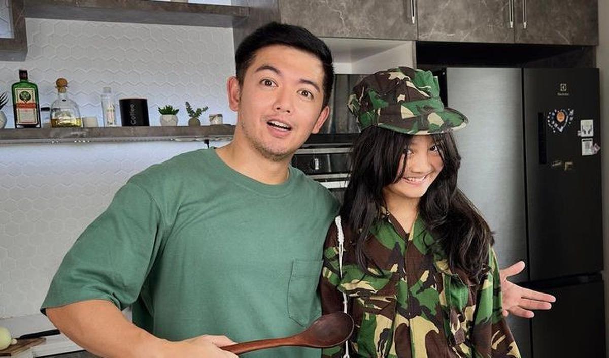 Tak sedikit pula yang menyebut jika potret kebersamaan Nicky Tirta dan sang anak bak kakak dan adik.<br>