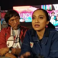 Ikang Fawzi dan anak-anaknya, Bella dan Chiki Fawzi. (M Altaf Jauhar/ Liputan6.com)