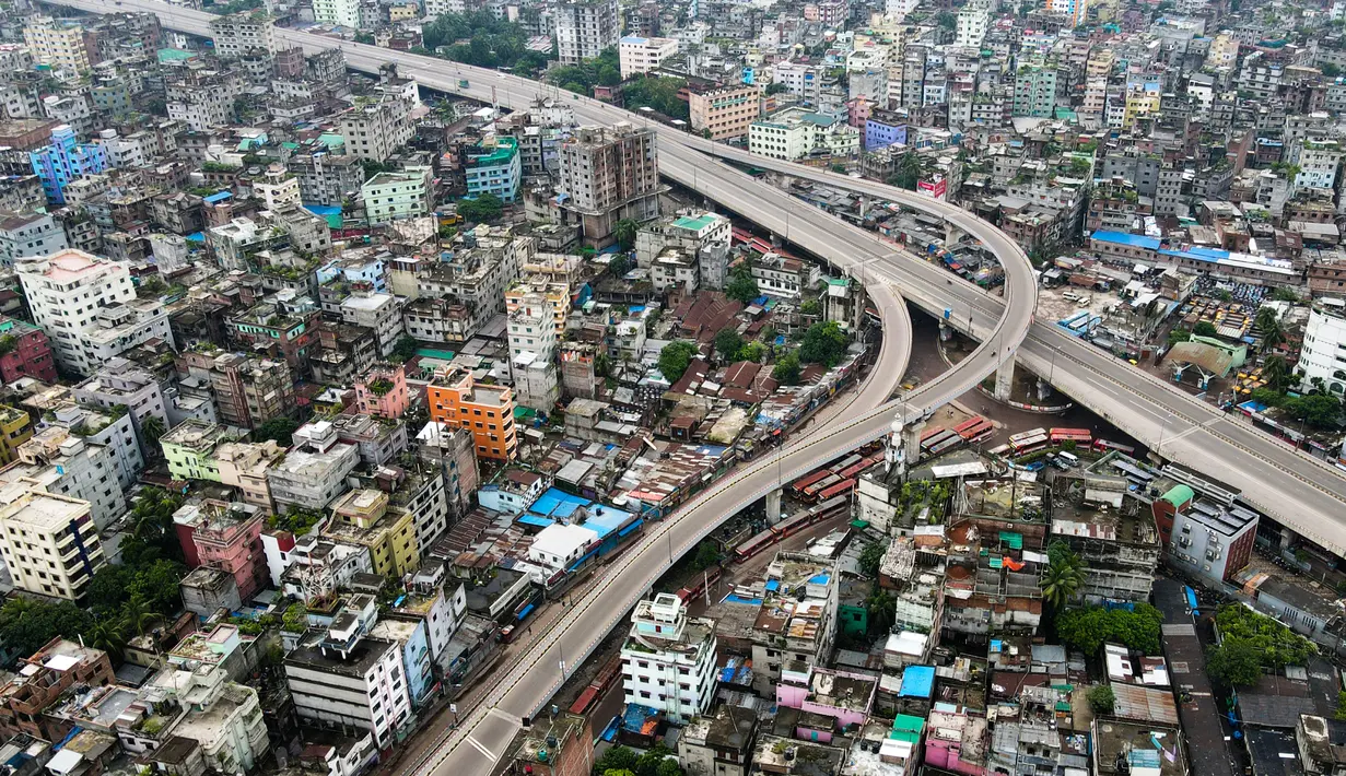 Foto udara menunjukkan jalan-jalan kosong di Dhaka saat Bangladesh menerapkan lockdown ketat Covid-19 pada Kamis (1/7/2021). Tentara dan polisi diperintahkan mencegah orang-orang meninggalkan rumah mereka, kecuali untuk keadaan darurat atau untuk membeli kebutuhan pokok. (Munir UZ ZAMAN/AFP)