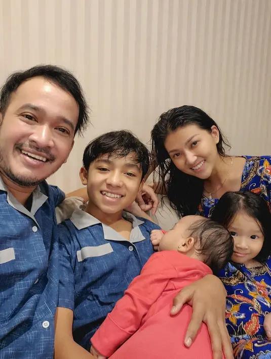 Ruben mengatakan, dirinya masih ragu dengan dimulainya kegiatan belajar mengajar di sekolah. Bukan tanpa alasan memang keraguan yang dirasakan oleh suami Sarwendah ini. (Instagram/ruben_onsu)