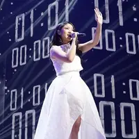 Pesona Tiara di atas panggung memang memukau. Menggunakan pakaian serba putih membuatnya terlihat sangat anggun. Pelantun lagu Gemintang Hatiku ini tidak pernah gagal membius penonton dengan penampilannya. (Liputan6.com/IG/@tiaraandini)