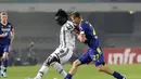 Penyerang Juventus, Moise Kean mengontrol bola dari kawalan pemain Verona, Pawel Dawidowicz selama pertandingan lanjutan Liga Serie A Italia di stadion Bentegodi di Verona, Jumat (11/11/2022). Juventus menang tipis atas Verona dengan skor 1-0. (Paola Garbuio/LaPresse via AP)