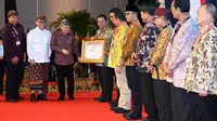 Penyerahan penghargaan oleh  Wakil Presiden Ma'ruf Amin kepada Wali Kota Tangerang Arief Wismansyah dalam acara Apresiasi dan Penyerahan Hasil Evaluasi Akuntabilitas Kinerja Instansi Pemerintah, Reformasi Birokrasi, serta Zona Integritas  menuju Wilayah Bebas Korupsi dan Wilayah Birokrasi Bersih dan Melayani tahun 2023, yang berlangsung di Nusa Dua Bali Convention Center, Rabu (6/12/2023). (Ist).