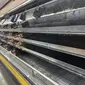 Rak kosong di Walmart di Anchorage, Alaska, pada 8 Januari 2022. Beberapa pekan terakhir ini supermarket di Amerika Serikat (AS) tengah kekurangan produk bahan makanan karena masalah baru, seperti tingginya penyebaran varian omicron dan cuaca buruk. (AP Photo/Mark Thiessen)