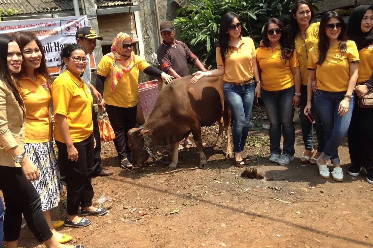  Para perempuan dari Partai Gerindra menggelar kurban satu sapi dan satu kambing bersama warga RT 001 RW 004, Tanjung Barat, Jakarta Selatan.