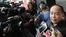 Supriansa, penghuni kamar apartemen The Capital Resident saat menjawab pertanyaan wartawan yang menunggunya di Gedung KPK, Jakarta, Senin (23/2/2015). (Liputan6.com/Herman Zakharia)
