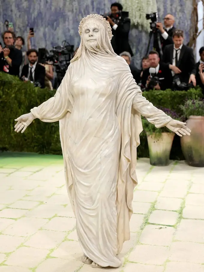 Bak Patung Hidup, Heidi Klum Tampil Nyentrik di Met Gala 2026 dengan Look Artistik yang Totalitas