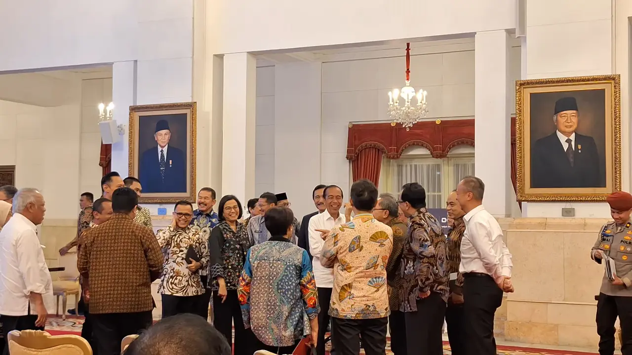 Menteri Pariwisata dan Ekonomi Kreatif Sandiaga Uno dan Presiden Jokowi dan sejumlah menteri di Istana Kepresidenan Jakarta, Jumat (22/3/2024).