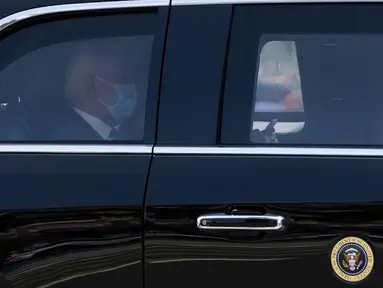 Presiden AS Joe Biden mengenakan masker saat kembali ke Gedung Putih dari rumahnya di Pantai Rehoboth setelah pulih dari infeksi COVID-19 di Washington, Selasa (23/7/2024). (AP Photo/Julia Nikhinson)