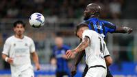 Pemain Inter Milan Romelu Lukaku (kanan belakang) berebut bola dengan pemain Spezia Jakub Kiwior pada pertandingan sepak bola Serie A di Stadion San Siro, Milan, Italia, 20 Agustus 2022. Inter Milan menang 3-0. (AP Photo/Luca Bruno)