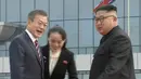 Presiden Korea Selatan, Moon Jae-in disambut oleh pemimpin Korea Utara, Kim Jong-un dan sang adik, Kim Yo Jong setibanya di Pyongyang, Selasa (18/8). Kedatangan Moon Jae-in untuk pertemuan ketiga dengan Kim Jong-un. (Korea Broadcasting System via AP)