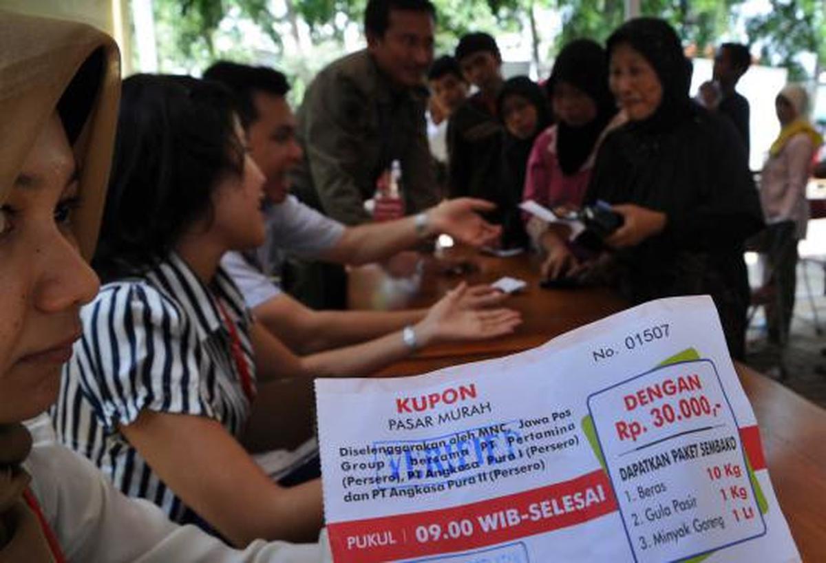 Antre sembako murah