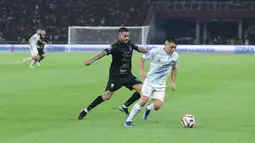Pemain Persija Jakarta, Maxwell Souza, berebut bola dengan pemain PSIM Yogyakarta, Ezequiel Vidal, dalam laga pekan ke-14 BRI Super League 2025/2026 di Stadion Utama Gelora Bung Karno, Jakarta, Jumat (28/11/2025). (Bola.com/M Iqbal Ichsan)