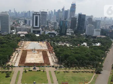Suasana revitalisasi  taman sisi selatan Monunem Nasional, Jakarta, Rabu (29/1/2020). Berdasarkan hasil rapat koordinasi bersama DPRD DKI Jakarta, Sekretaris Daerah (Sekda) DKI Jakarta Saefullah memutuskan menghentikan sementara proyek revitalisasi kawasan Monas. (Liputan6.com/Herman Zakharia)