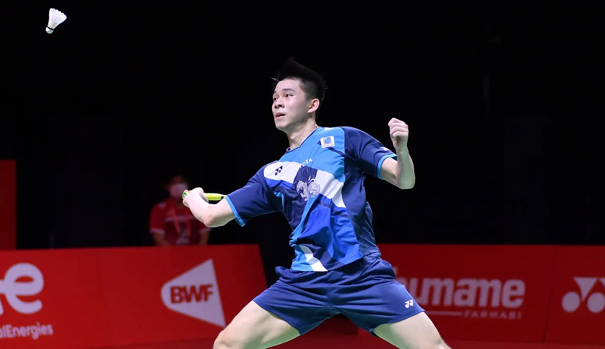 Di awal game kedua skor sempat imbang di angka 2-2. Di interval, Jonatan Christie tertinggal jauh 2-11. Jojo sempat menambah poin meski masih tertinggal 9-15. Tanpa ampun, Kunlavut menyapu bersih 6 poin berikut hingga kembali merebut game kedua dengan skor 21-9. (AFP/PBSI)