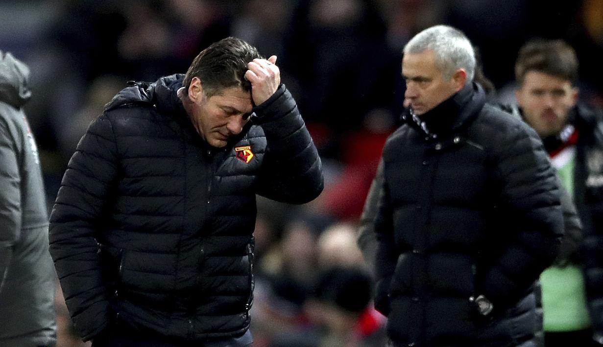 Ekspresi kecewa pelatih Watfor, Walter Mazzarri saat timnya kebobolan melawan Manchester United pada laga Premier League di Old Trafford, Manchester (11/2/2017). Manchester United menang 2-0. (Nick Potts/PA via AP)