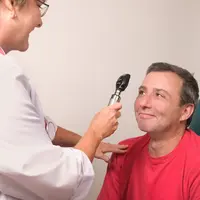 Ilustrasi orang matanya dicek sebelum LASIK. (Foto: Unsplash/CDC)