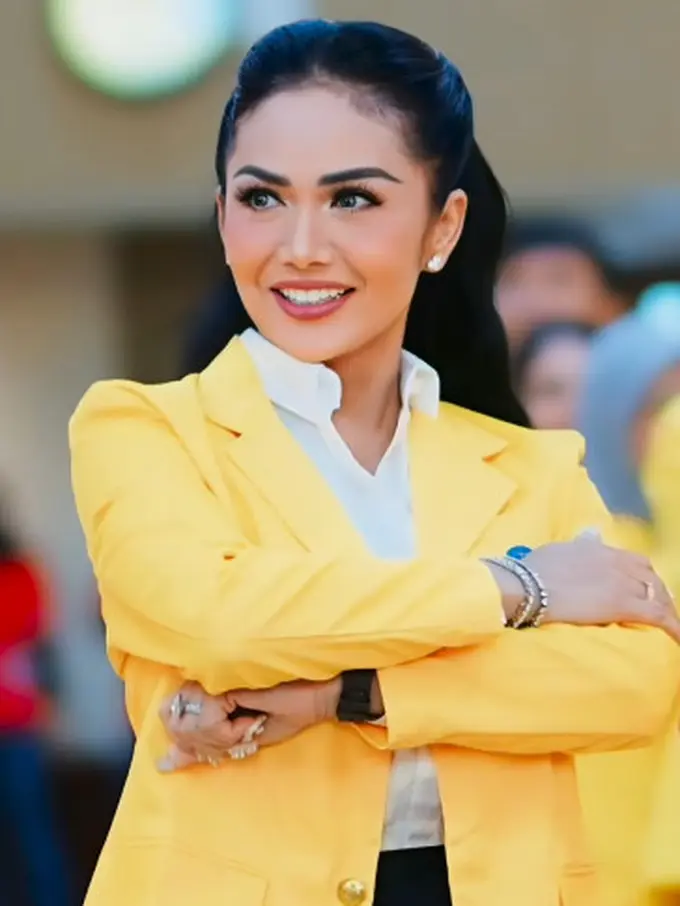 Potret Kece Krisdayanti Jadi Mahasiswa Baru, Tampil Cantik dengan Makeup Soft Glam dan Rambut Curly