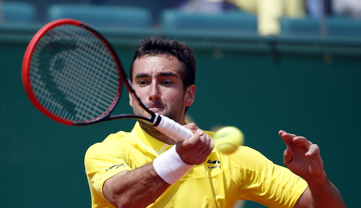 Cilic mengembalikan bola kepada Djokovic pada babak perempat final Monte Carlo Masters. (REUTERS/Eric Gaillard)