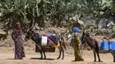 <p>Sejak saat itu, keluarga-keluarga tersebut mengatakan mereka mengandalkan air dari sumur-sumur yang awalnya digali oleh para petani setempat untuk mengairi lahan mereka. (FETHI BELAID / AFP)</p>