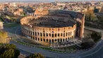 Foto udara pagi pada 30 Maret 2020, jalan-jalan sepi dan monumen Colosseum selama penerapan penutupan nasional atau lockdown di Roma. Roma menjelma bak kota mati pasca pemerintah Italia memberlakukan aturan lockdown di seantero wilayah untuk mencegah penyebaran virus corona. (Elio CASTORIA/AFP)