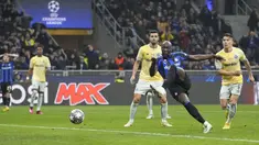 Pemain Inter Milan Romelu Lukaku menendang bola ke gawang FC Porto yang membuahkan gol dalam pertandingan leg pertama babak 16 besar Liga Champions 2022/2023 yang berlangsung di San Siro, Milan, Kamis (23/2/2023) WIB. (AP Photo/Luca Bruno)