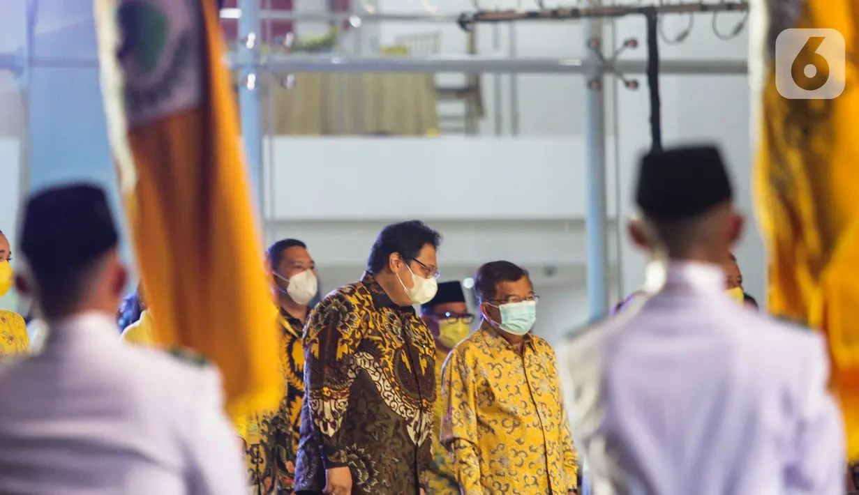 Ketua Umum Partai Golkar Airlangga Hartarto bersama Wakil Presiden ke 10 dan 12 Jusuf Kalla tiba menghadiri acara HUT Partai Golkar ke-57 di Kantor DPP Golkar, Jakarta, Sabtu (23/10/2021). (Liputan6.com/Faizal Fanani)