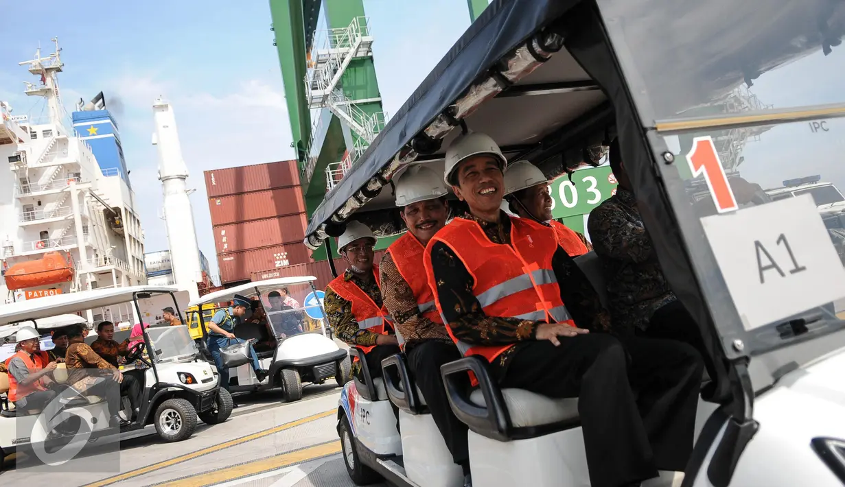 Presiden Jokowi meninjau New Priok Container Terminal (NPCT) 1, Pelabuhan Tanjung Priok, Jakarta, (13/9). Terminal diproyeksikan dapat melayani kapal petikemas berkapasitas I3.000-15.000 TEUs dengan bobot di atas 150.000 DWT. (Liputan6.com/Faizal Fanani)