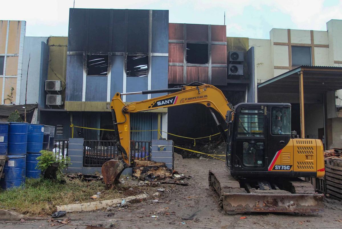 FOTO: KLH Segel Gudang Pestisida di Tangerang Selatan Terkait Pencemaran Sungai Cisadane