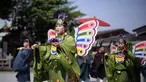 Pendeta Shinto muda yang disebut "miko" berpartisipasi dalam upacara upacara untuk festival dua tahunan yang disebut "Kanda Matsuri" di kuil Kanda di Tokyo (18/5/2022). Festival yang diadakan untuk kebahagiaan umat paroki kuil dan keselamatan Jepang ini pernah didukung oleh Keshogunan Tokugawa pada abad ke-17. (AP Photo/Eugene Hoshiko)