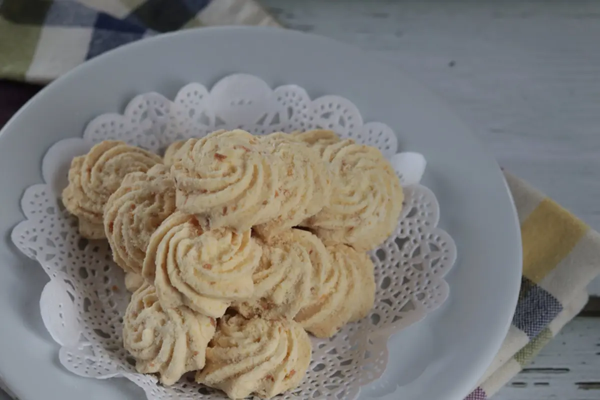 kue semprit keju yang lumer
