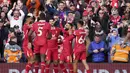 Pemain Liverpool melakukan selebrasi setelah Mohamed Salah mencetak gol melalui tendangan penalti ke gawang Chelsea pada laga lanjutan Liga Inggris 2024/2025 di Anfield, Liverpool, Inggris, Minggu (20/11/2024). (AP Photo/Jon Super)