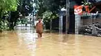 Akibat meluapnya Kali Pesanggrahan, ratusan rumah di Cirendeu, Tangerang Selatan, terendam banjir. Namun, warga tetap bertahan di rumah masing-masing.