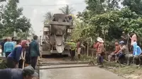 Warga Turun Tangan Perbaiki Jalan Rusak, Bupati Lampung Timur Sebut Gotong Royong